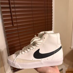 NIKE BLAZER MID ‘77 size 4Y